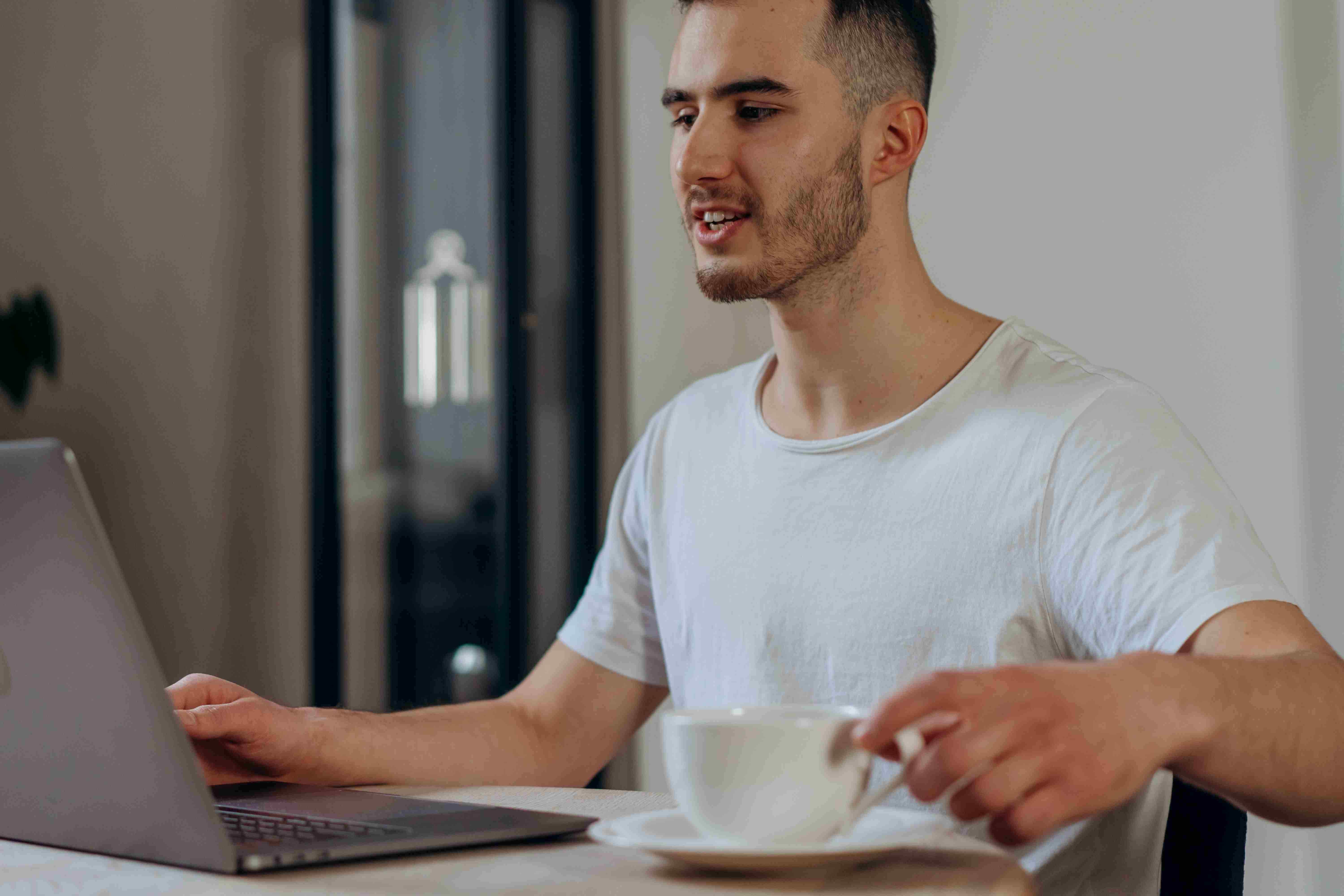 The First 60 Seconds: English Phrases That Build Trust on a Call